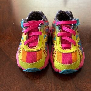 New balance, little girls sneaker size 4
